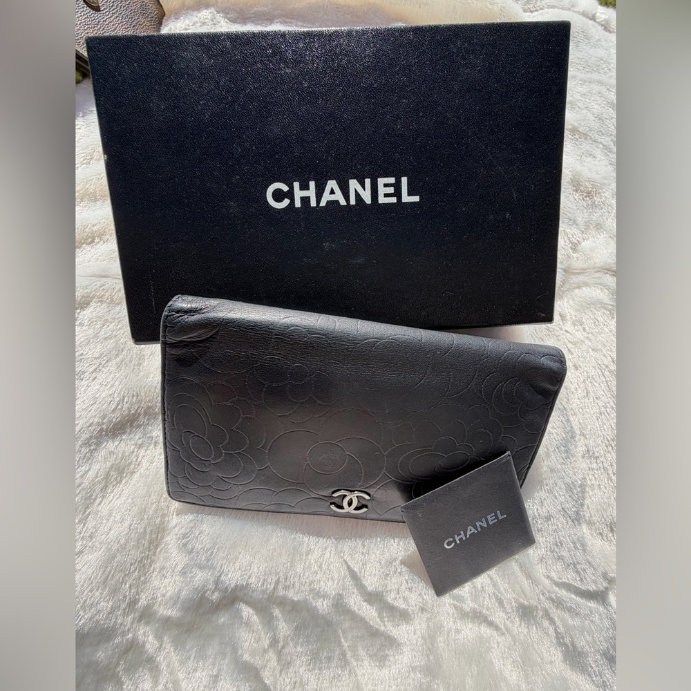 CHANEL Black leather wallet